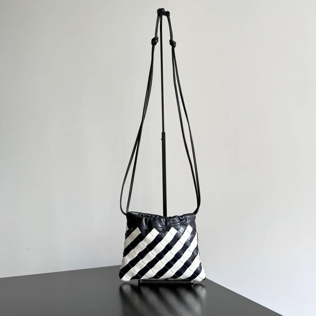 Batch 1360 BOTTEGA VENETA DUSTBAG mini size is officially launched📣📣. It still continues the classic weaving process. The lazy and casual feeling presented by the drawstring pockets is not too suitable for summer. The small back is light and convenient. It is enough to bring lipstick and tissues when going out every day. It is not easy to make mistakes with any clothes. The shoulder strap has a buckle and pull-out design, which can be adjusted to unlock multiple carrying methods. Style number: 816987 Size: 21*16.6*1cm